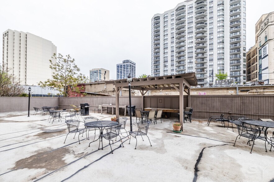 Building Photo - 607 W Wrightwood Ave