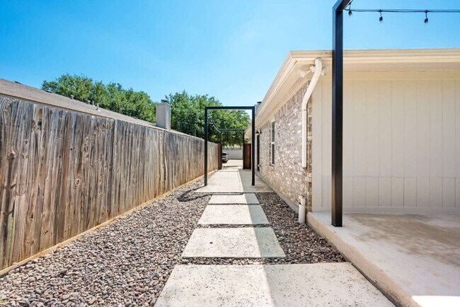 Building Photo - Charming Modern Home with Chef’s Kitchen & Spacious Outdoor Living