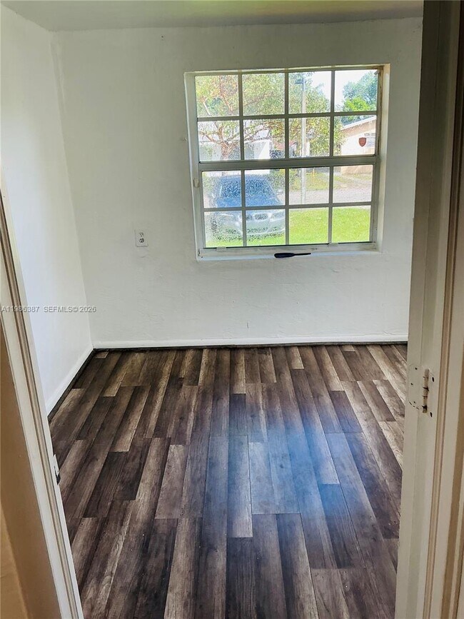 Building Photo - 6014 SW 38th St