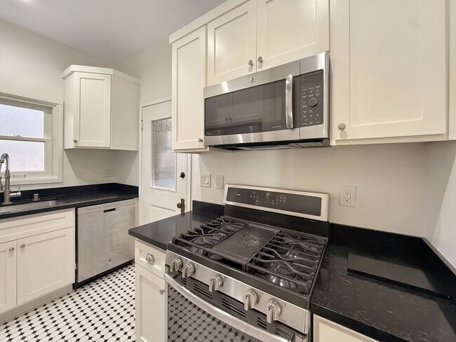 Building Photo - Bankers Hill Gem – 2BR/1BA Minutes from Ba...