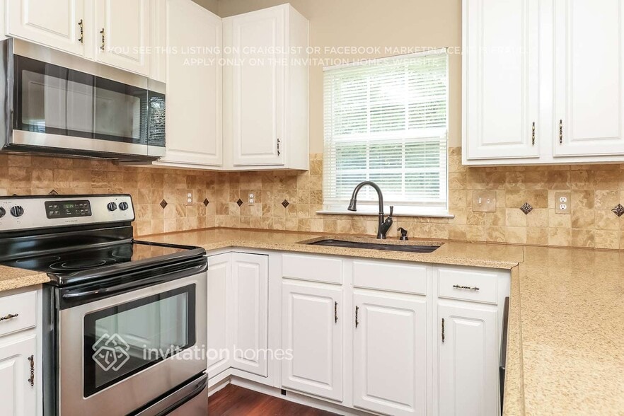 Building Photo - 9809 Dauphine Dr