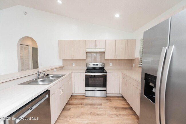 Building Photo - 2202 Appalachian Dr