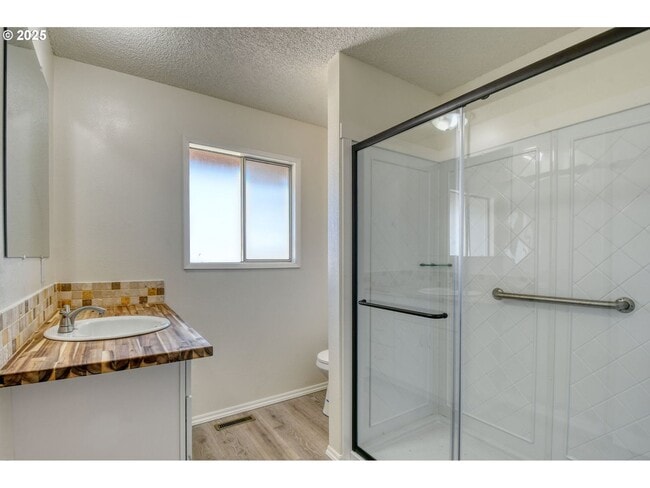 Building Photo - Charming 3 Bedroom Home