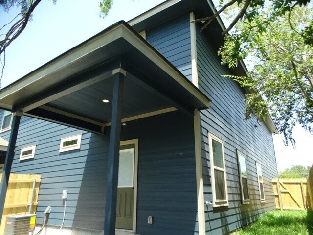Building Photo - 7010 Lakeview Dr.