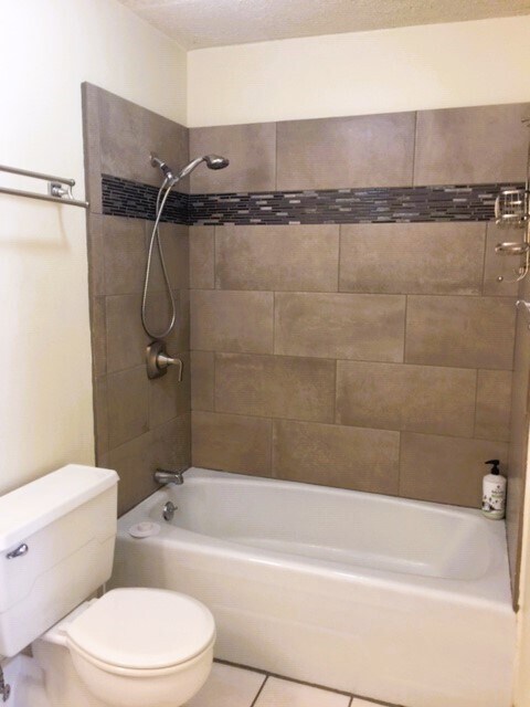 bath tub - 2415 Ala Wai Blvd
