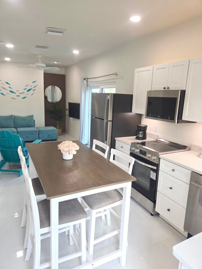 Building Photo - 877 Bruce Ave