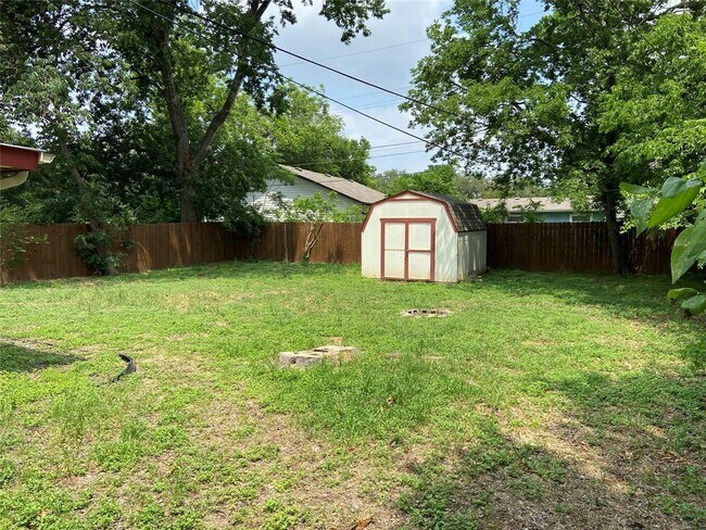 Building Photo - 1406 Green Forest Dr