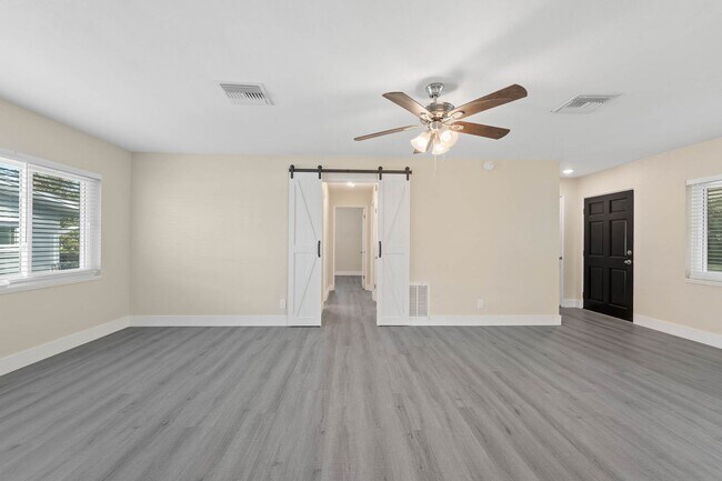 Building Photo - Mid-Century  3 bed/ 2 bath rental home with a huge bonus room