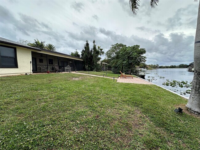 Building Photo - 6657 Paul Mar Dr