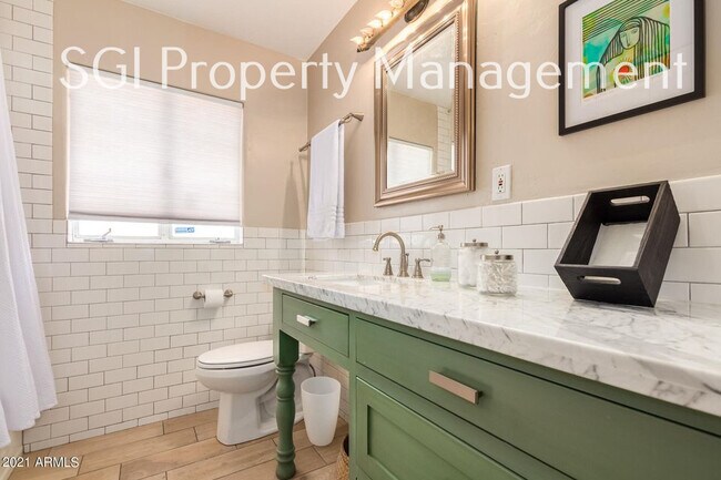 Building Photo - 1315 W Holly St