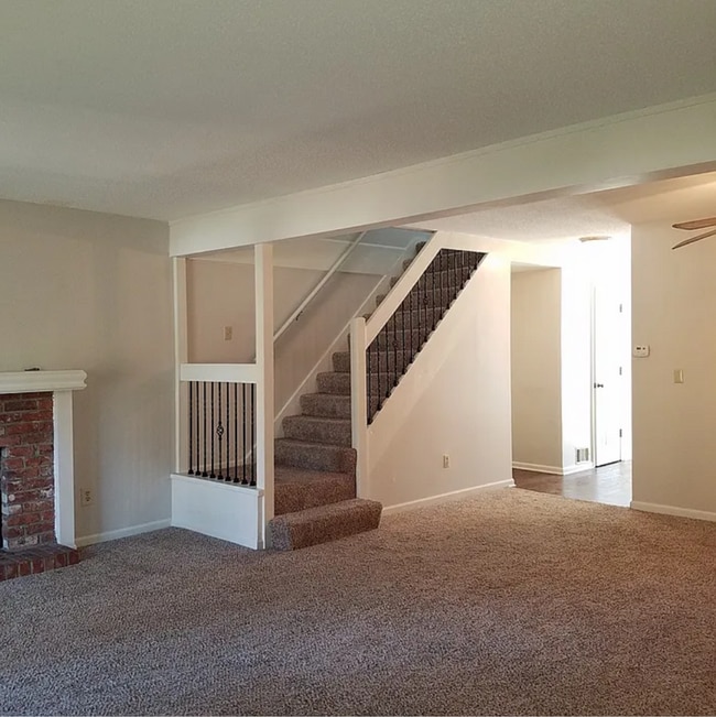 Building Photo - Charming home for your family!