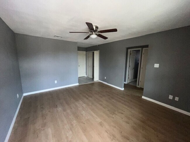 Building Photo - 3303 Toledo Dr