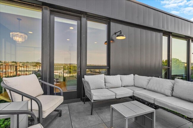 Building Photo - Stunning Penthouse w/ Private Terrace & Pa...