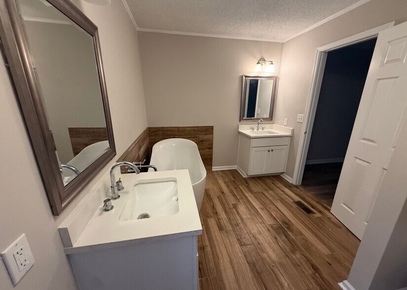 Building Photo - 3083 Lake Sue Dr