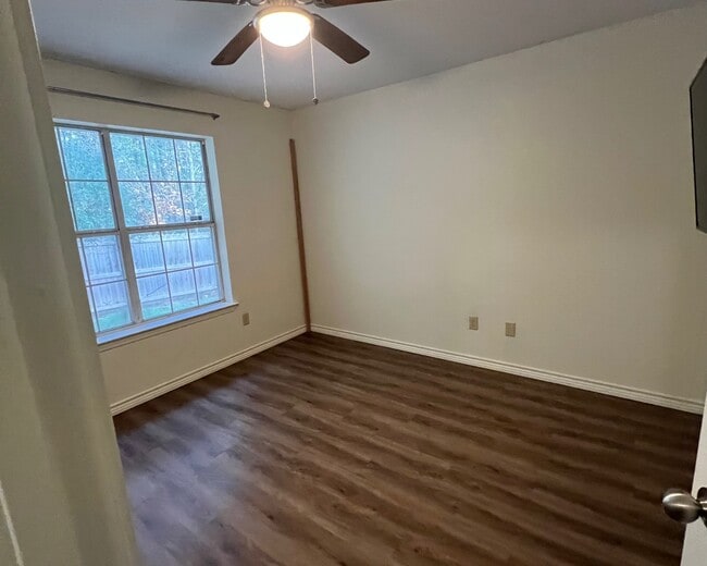 Building Photo - 1102 Dierks St