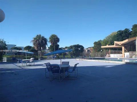 Building Photo - 8897 Fontainebleau Blvd