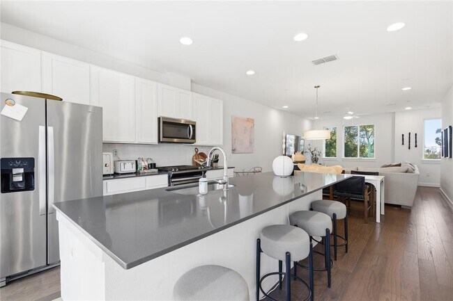 Building Photo - 814 N Bluff Dr