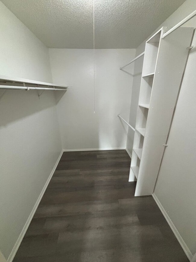 Building Photo - 2 Bedroom 2 bath  AQpartment