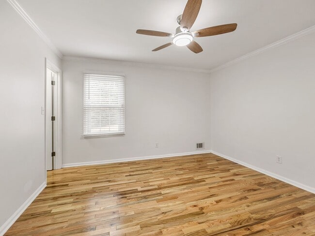 Building Photo - Luxury Living Awaits in this 6 Bedroom, 5 Bathroom Home – Elegant Comfort in a Prime Location