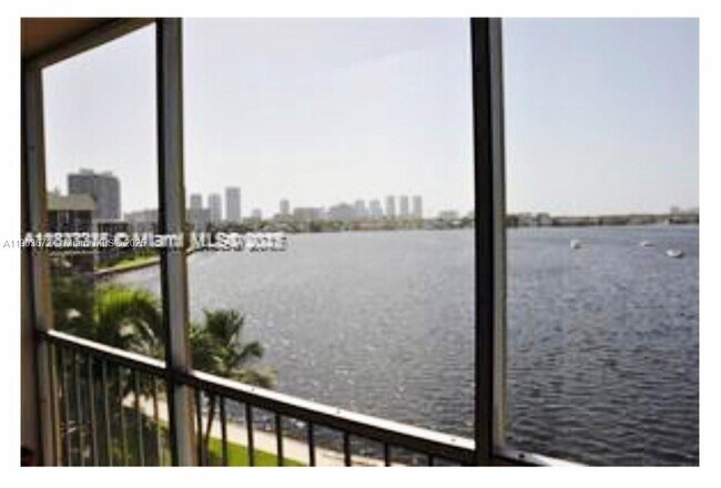 Building Photo - 2910 Point E Dr