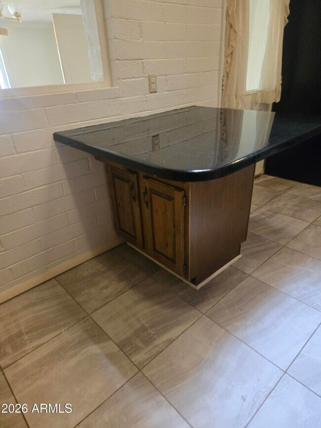 Building Photo - 302 3rd St