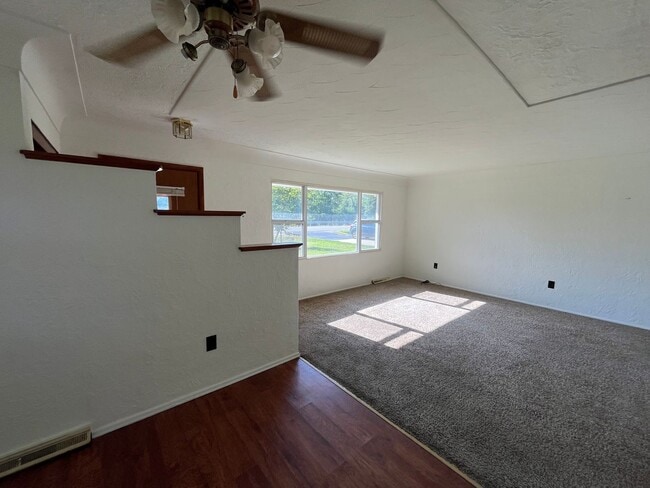 Building Photo - Three bedroom in Godfrey