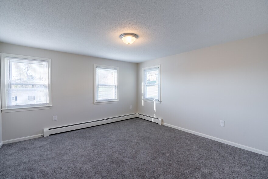 Building Photo - 8 Elm Hill Dr