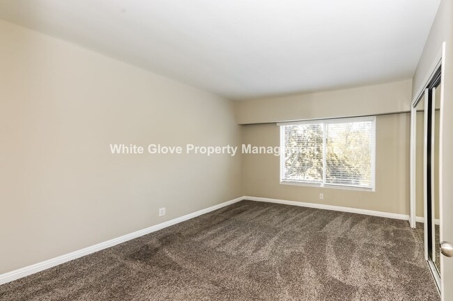 Building Photo - 2 Bedroom Fullerton Townhome