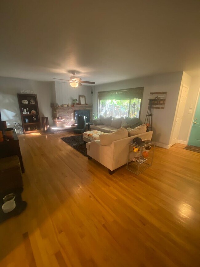 Building Photo - Charming 3 Bed, 1.5 Bath Home in Central F...