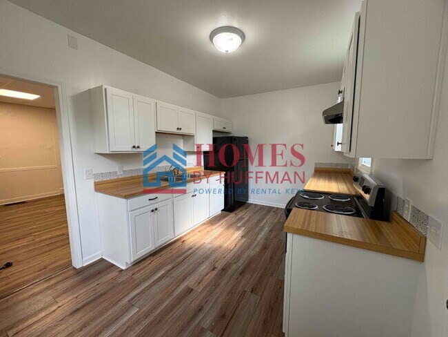 Building Photo - Three Bedroom | Detached Garage