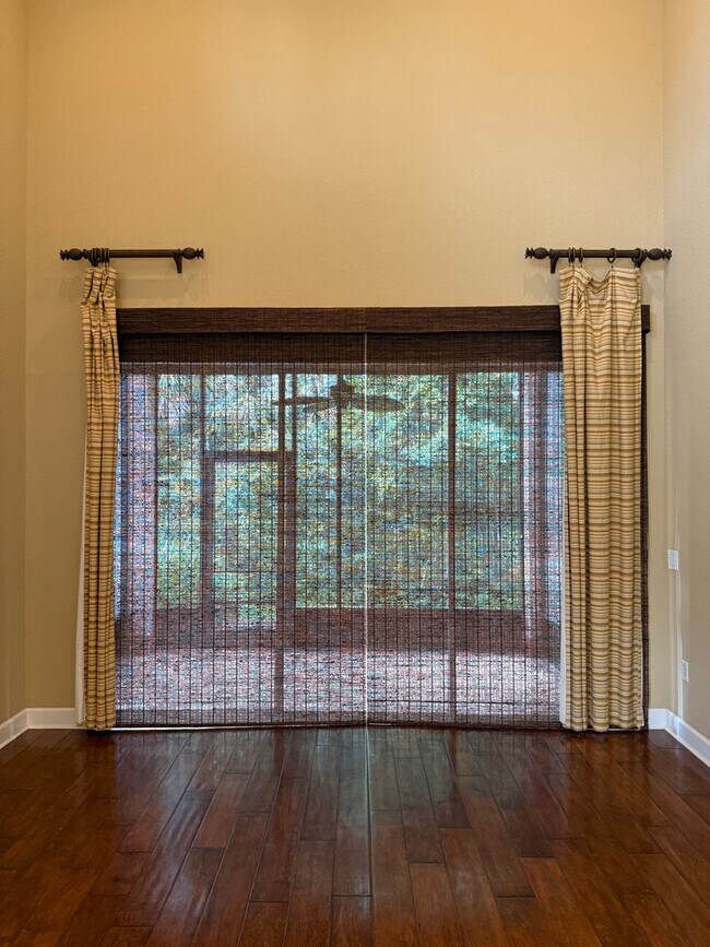Building Photo - Spacious Townhome For Rent