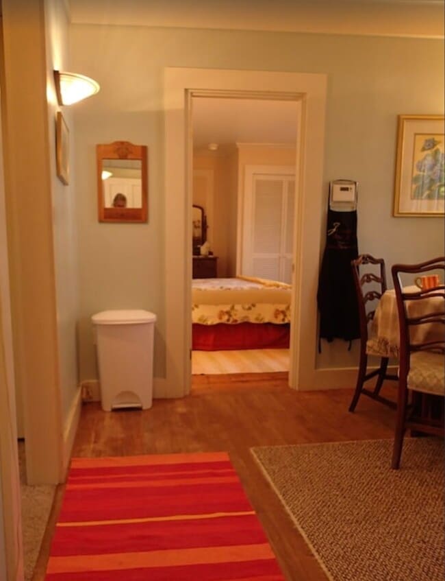 Eat-in Kitchen looking towards Queen Bedroom - 80 College St