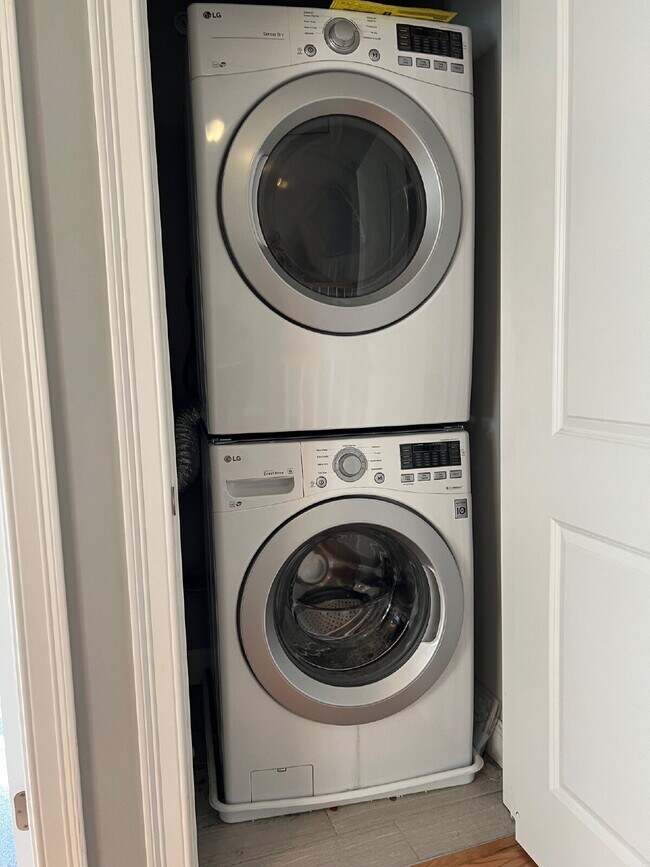 Building Photo - Gorgeous and newly renovated townhouse-sty...