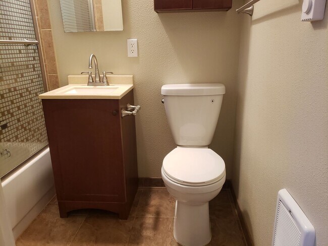 Building Photo - Fremont - Small Building - 1BR Top Floor C...