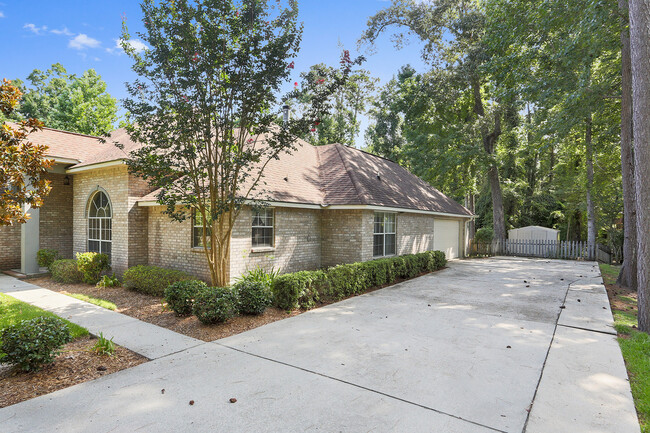 Building Photo - Empty Mandeville Home Seeking Family for O...