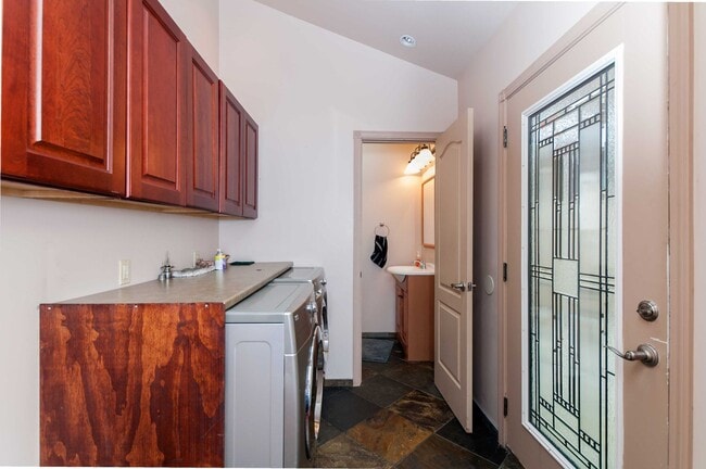 Building Photo - Remodeled 3 bed/2.5 bath in South Side