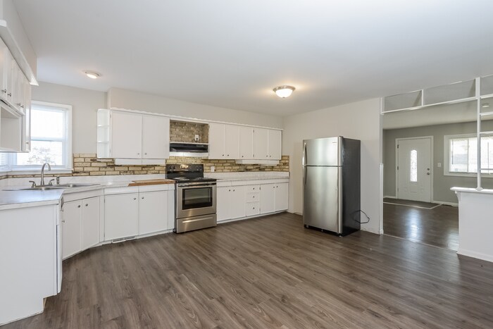 Building Photo - 111 N Gilbert St