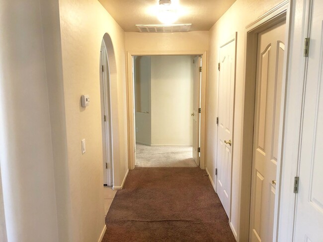 Building Photo - SPACIOUS 4 BED, 2 BATH HOME LOCATED NEAR B...