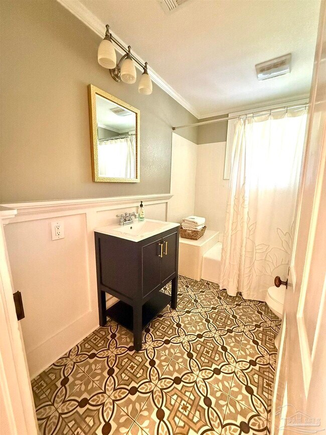 Building Photo - 6855 Pine St