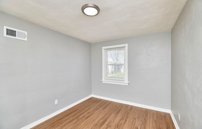 Building Photo - 8601 Belhaven Dr