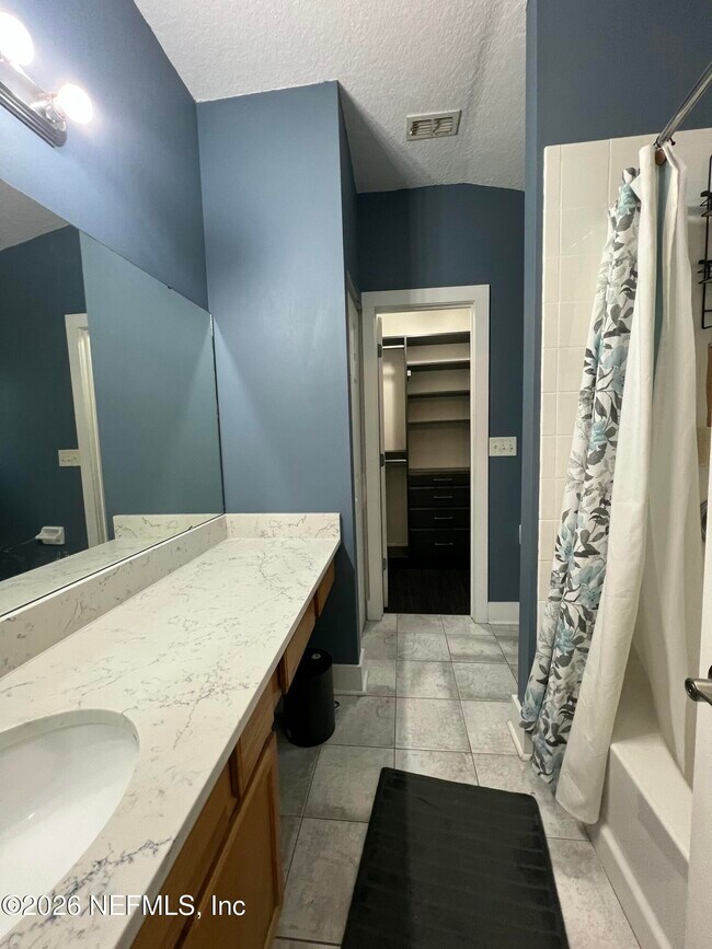 Building Photo - 1115 Main St