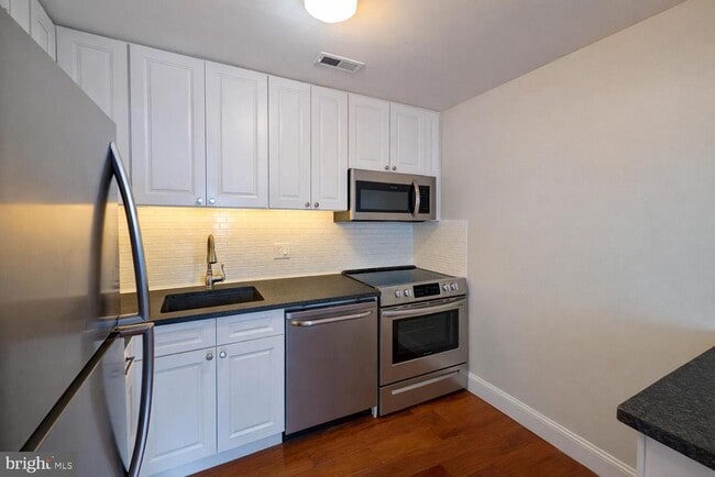 Building Photo - 605 W Market St