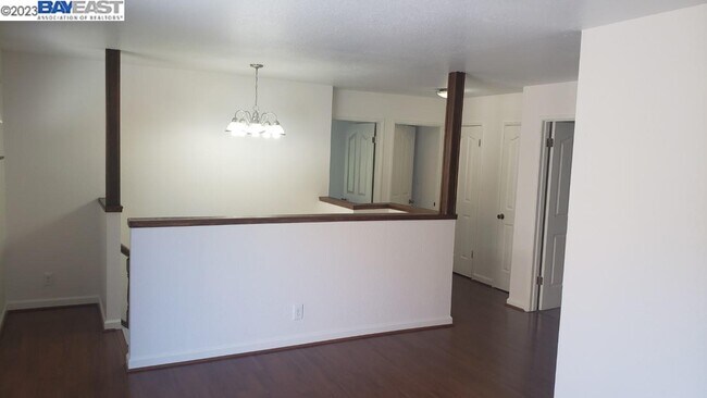 Building Photo - 709 Tamarack Dr