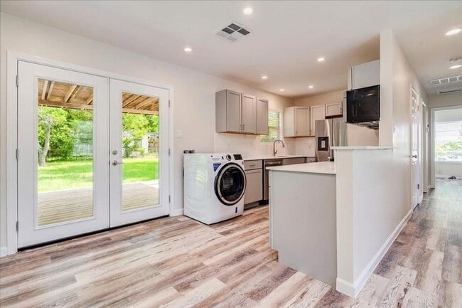 Building Photo - 1800 Forestglade Dr