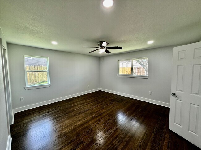 Building Photo - 1631 Shadow Bend Dr