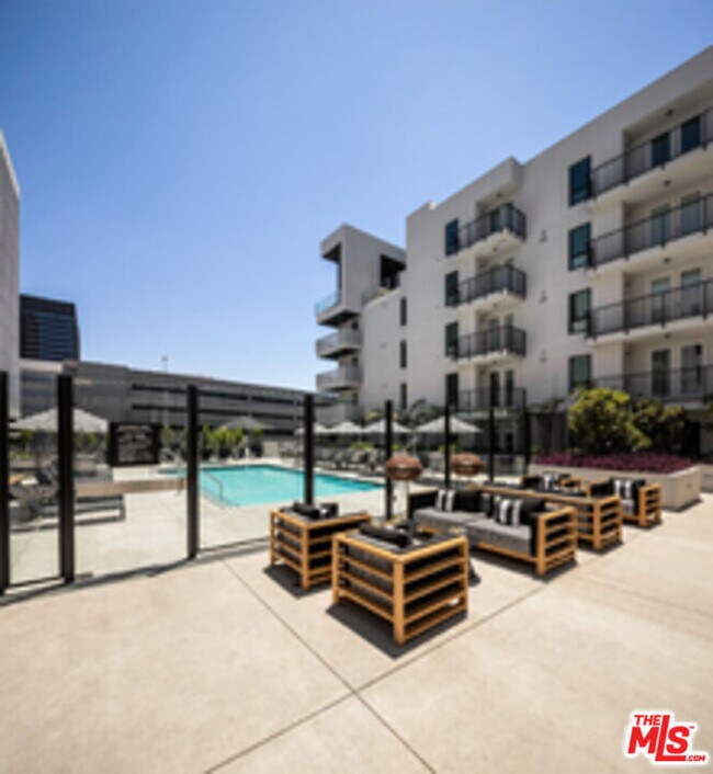 Building Photo - 687 S Hobart Blvd