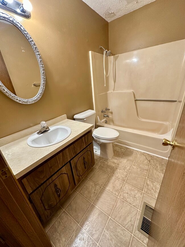 Building Photo - 3930 Country Club Dr