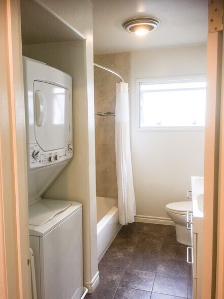 Building Photo - 933 E 1st St