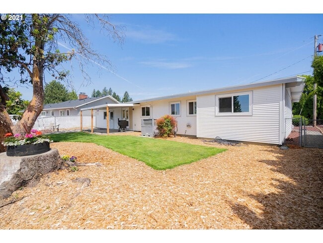 Building Photo - Gorgeous 3 Bedroom Remodel in Highly Desir...
