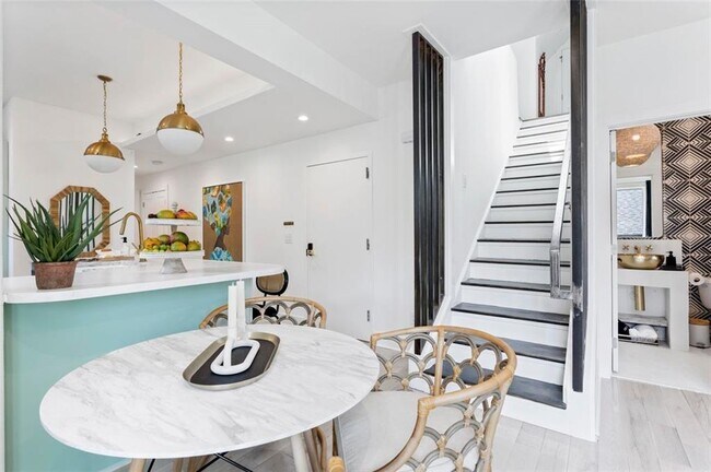 Building Photo - 724 Charles Allen Dr NE